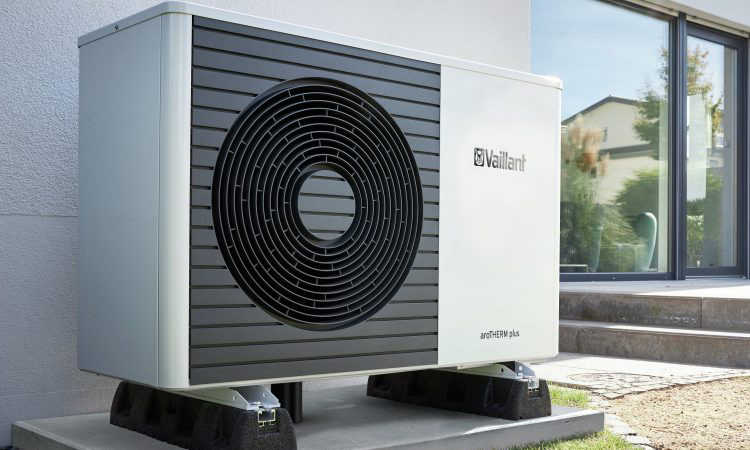 Bomba de calor Vaillant AroTHERM plus VWL 65/6 230 V S3 + Módulo hidráulico VWZ MEH 97/6 + Depósito UniSTOR VIH RW 200 oferta